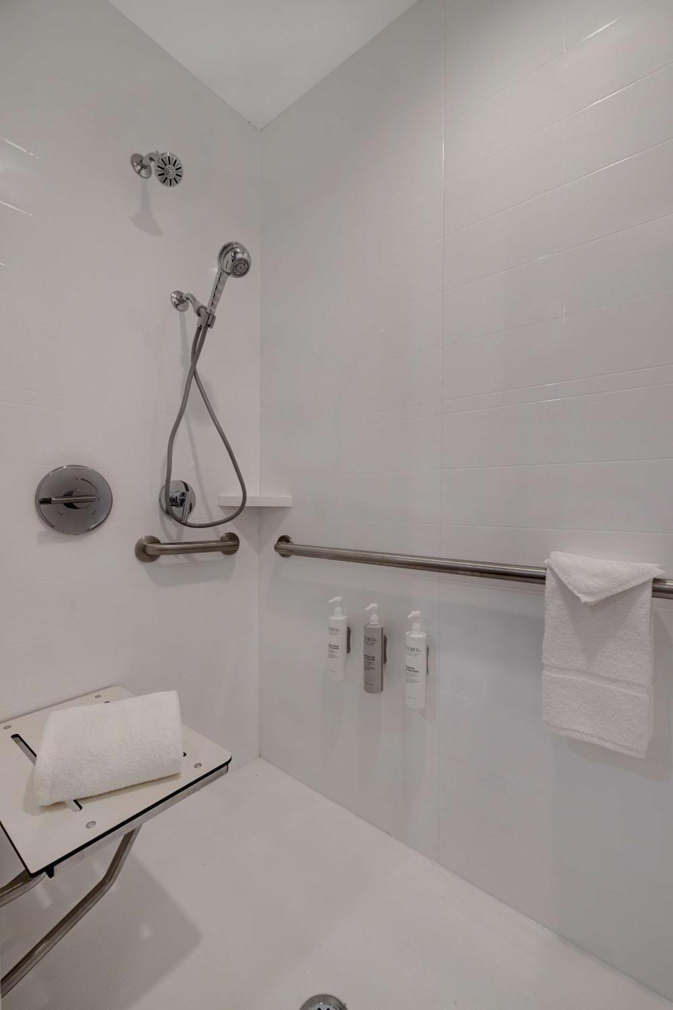 Hampton Inn & Suites Marina Esterno foto